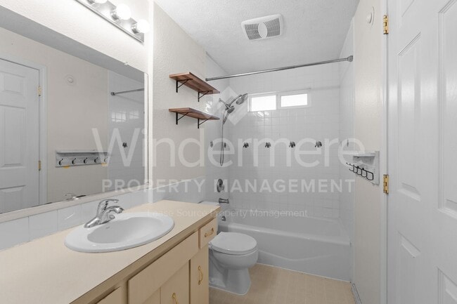 Building Photo - Beautiful Family Home ! Spring Special !! 50% Off first months rent.