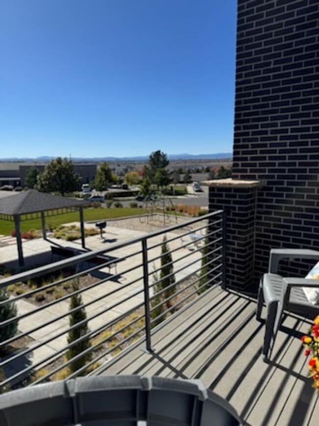 Building Photo - One-Month Free!!  Modern Townhouse with Breathtaking Views – Prime Location!