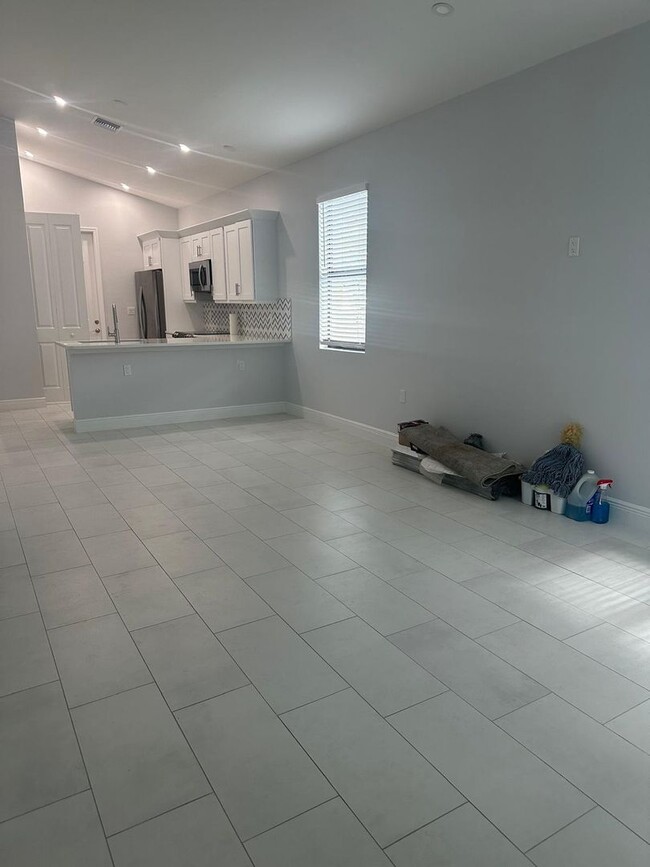 Building Photo - Single Family Home in San Carlos - STUDENTS WELCOME