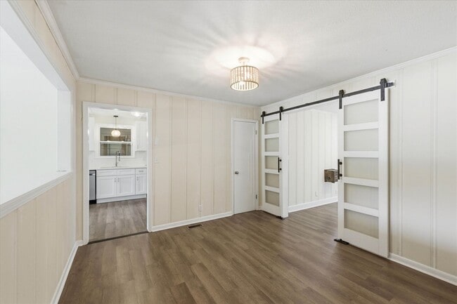Building Photo - Pet Friendly Three Bedroom!