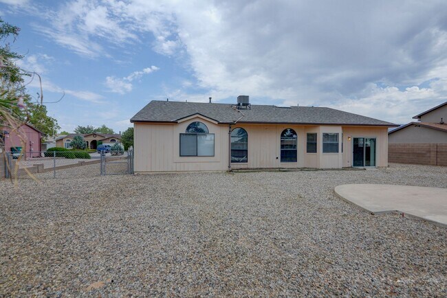 Building Photo - Amazing Three Bedroom in Heart of Rio Rancho!