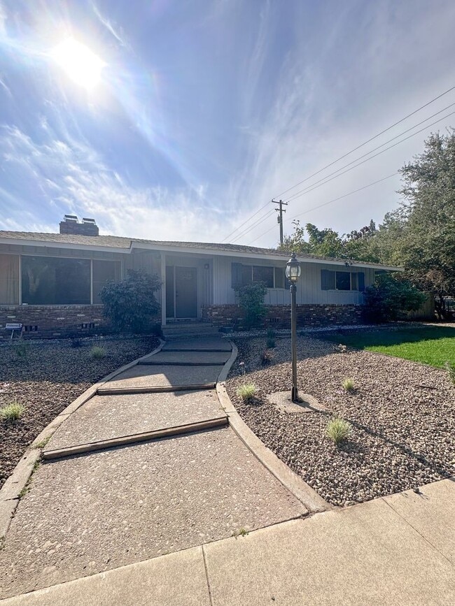 Building Photo - Gorgeous 3 bed 2 bath! (Please read entire ad before showing)
