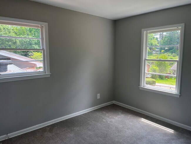 Building Photo - Updated 6bd/3ba w/ Large Backyard in Fores...