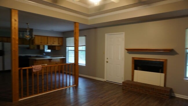 Building Photo - Adorable home conveniently located