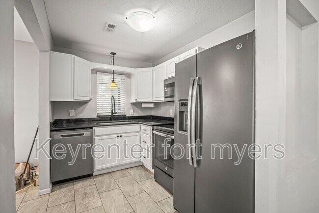 Building Photo - 2210 Parkview Dr