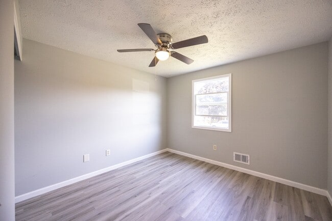 Building Photo - 202 Spring Tree Ln