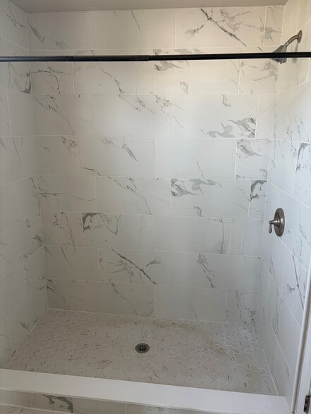 Large Shower - 40 Osborne Ave