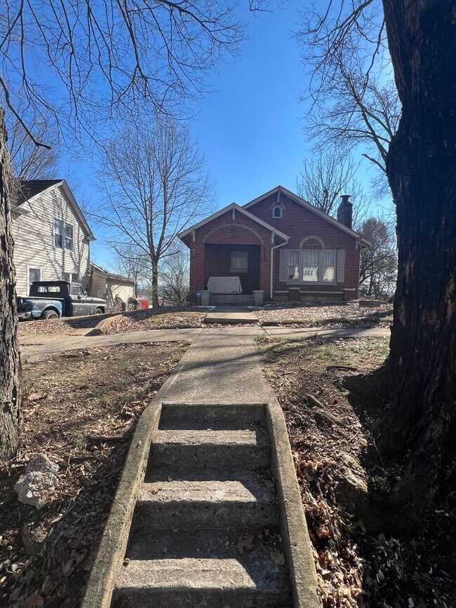 Building Photo - Classic Brick bungalow in the Heart of Bristol Virginia. Property has been freshly painted and is...