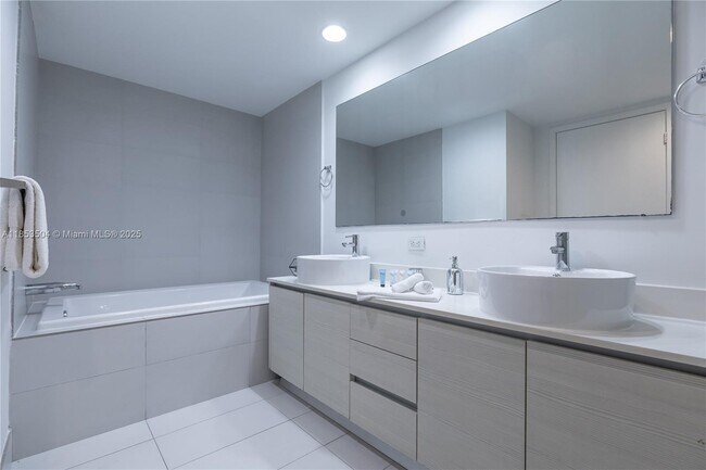 Building Photo - 2600 E Hallandale Beach Blvd