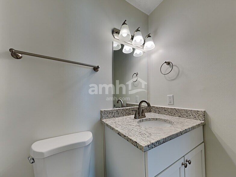 Building Photo - 15015 Silver Thorne Way