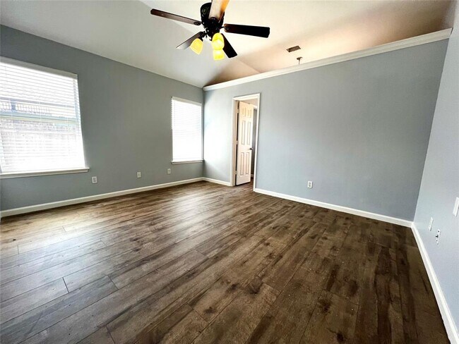 Building Photo - 537 Meadowcrest Dr