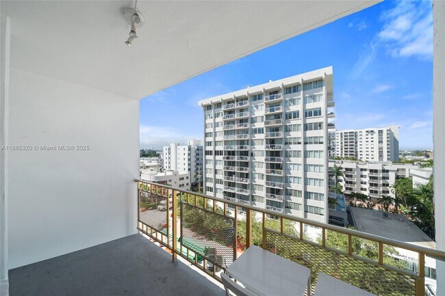 Building Photo - 1340 Lincoln Rd