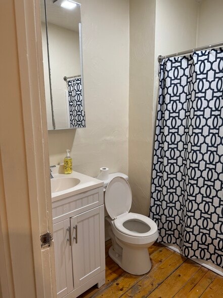 Full Bath Pic 2 - 535 W 36th St