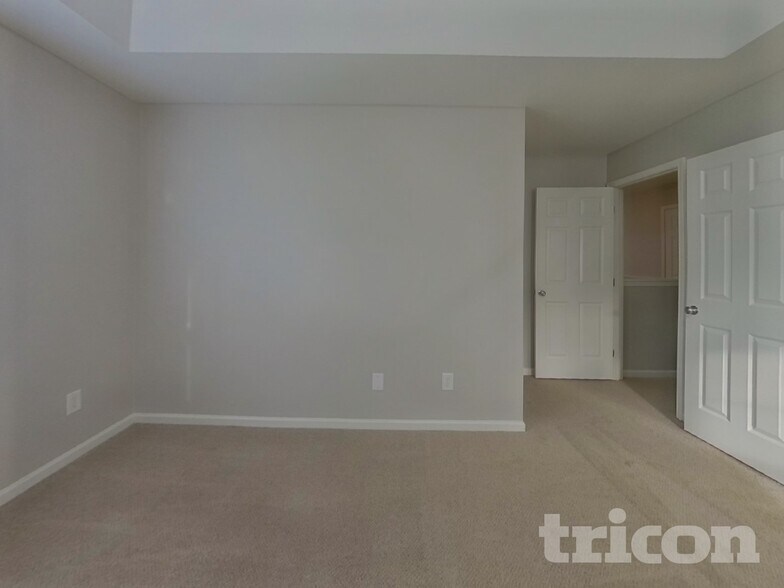 Building Photo - 2092 Roscommon Dr