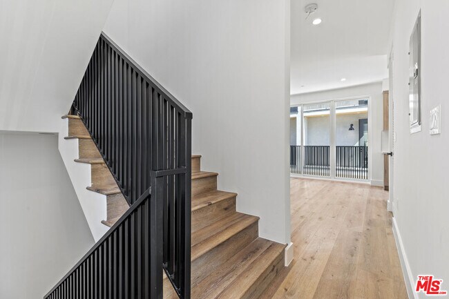 Building Photo - 10915 Hesby St