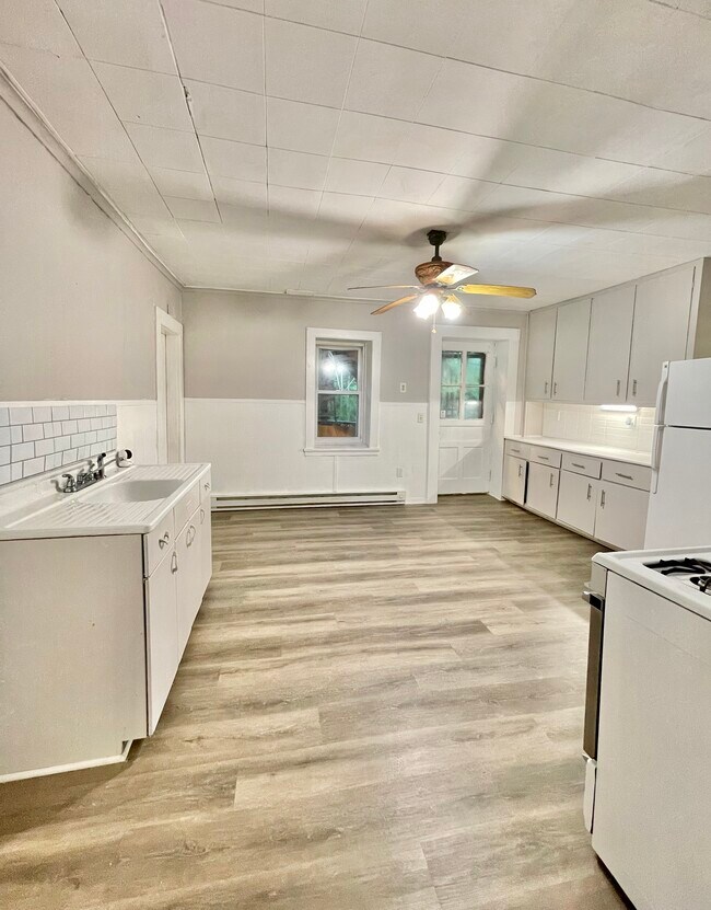 Building Photo - 449 Wilson St