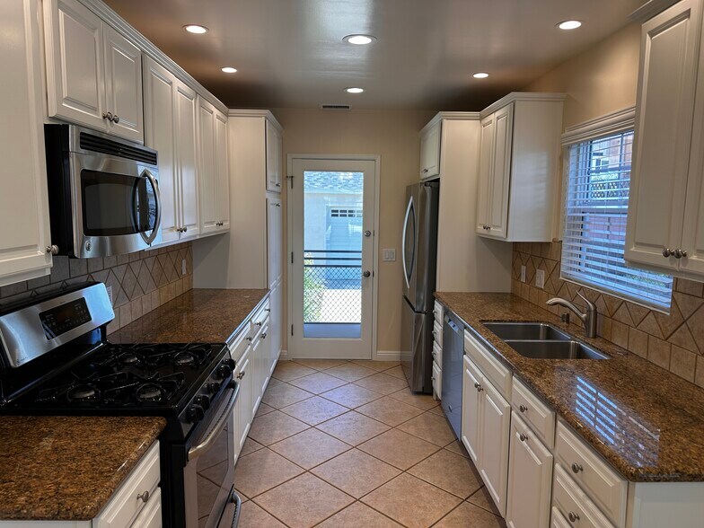 Building Photo - 5818 E Scrivener St