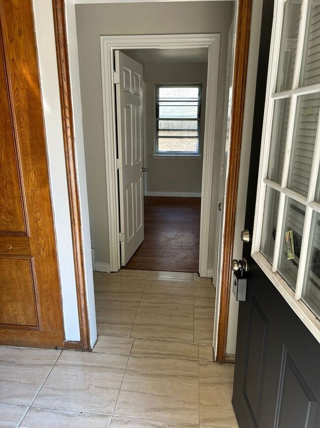 Building Photo - 2211 Granada Dr