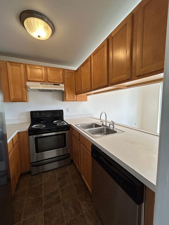 Building Photo - 3 Bedroom / 2.5 Bathroom Townhouse in SW R...