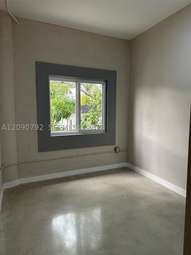 Building Photo - 320 SW 13th Ave