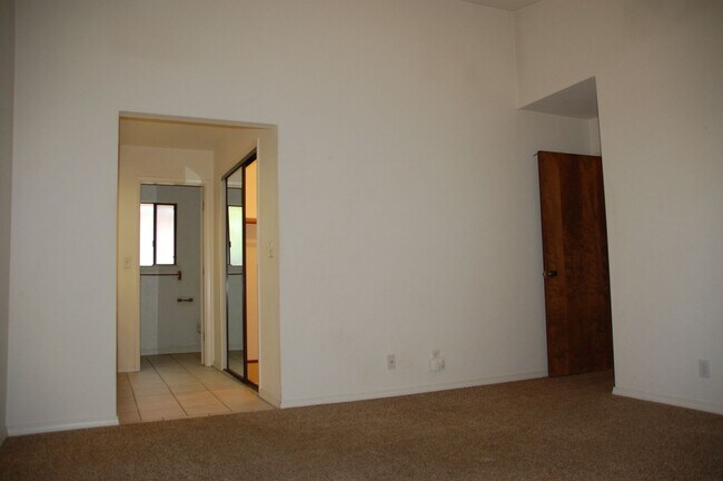 Building Photo - 4 bed 2 bath 3 car in Roseville