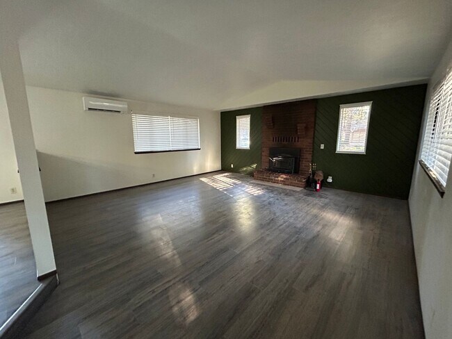 Building Photo - $750 off 1st Month's Rent!!! Charming 3bd/2ba Home!