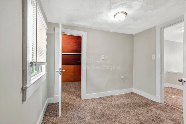 Building Photo - 913 Denmark St