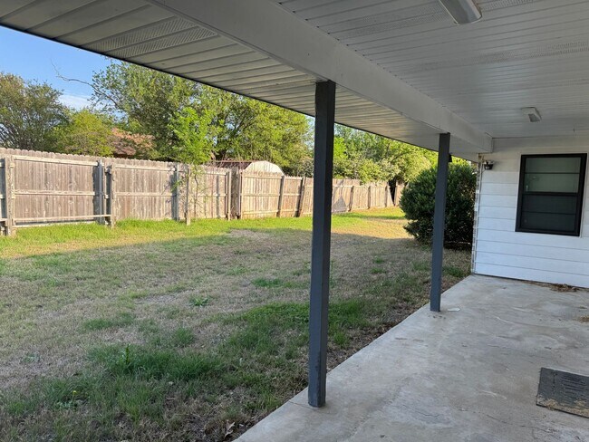 Building Photo - 807 Bass Cir