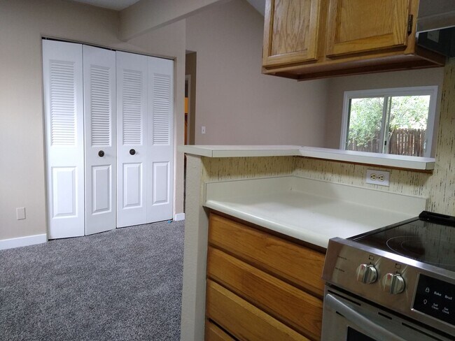 Building Photo - Charming 2 Bedroom 2 Bath w/ Large Yard, 1 Car Garage and Central Air/Heat