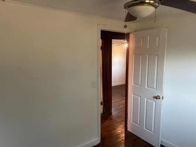 Building Photo - 2 Bed, 1 Bath Home