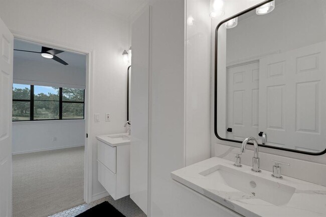 Building Photo - 608 Lakeway Dr