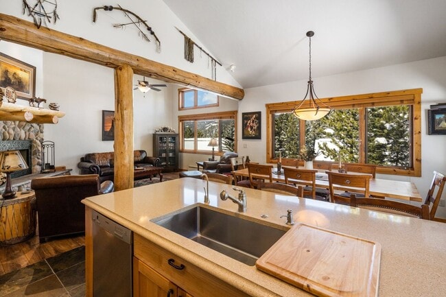 Building Photo - 4 Bed, 4 Bath Condo in The Big Sky Meadow with Garage!