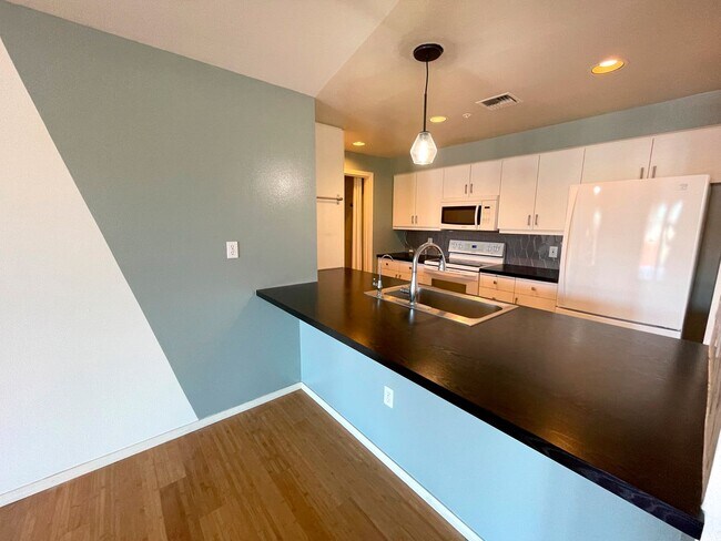 Building Photo - Fantastic Irvington Place Condo with Washe...
