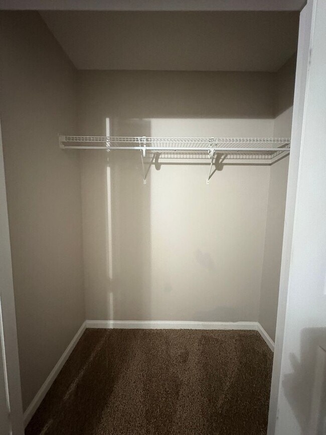 Building Photo - Hampton Place!