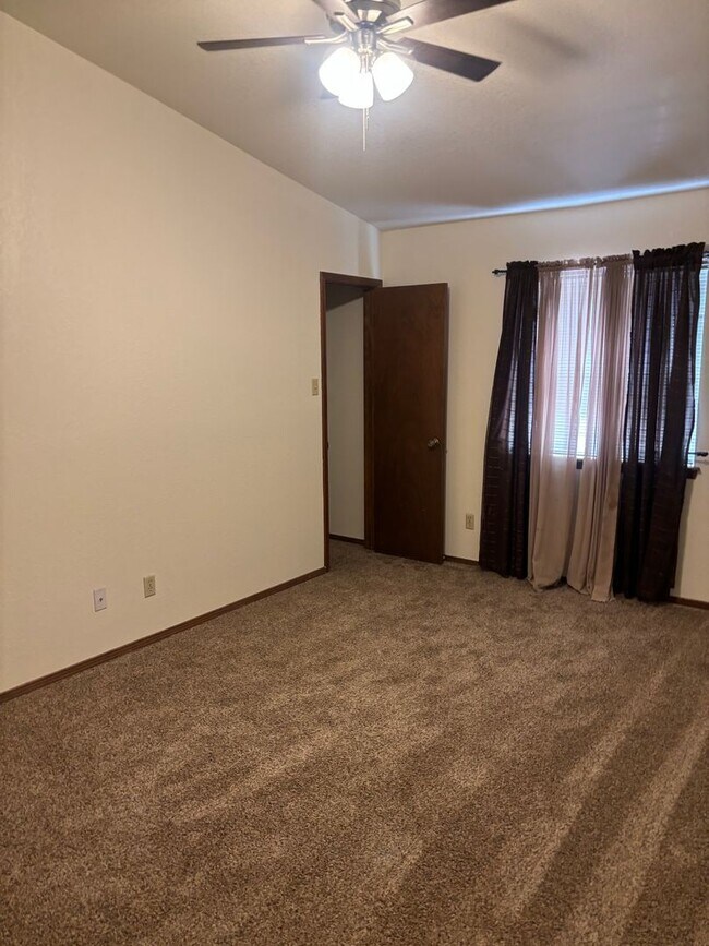 Building Photo - Charming 2 Bed/ 2 Baths Near Everything !