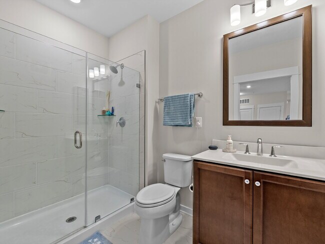 Building Photo - Stylish Townhome in Sought-After Ashburn L...
