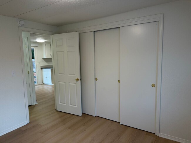 Building Photo - Updated 3 bedroom 2 bathroom house in Springfield!