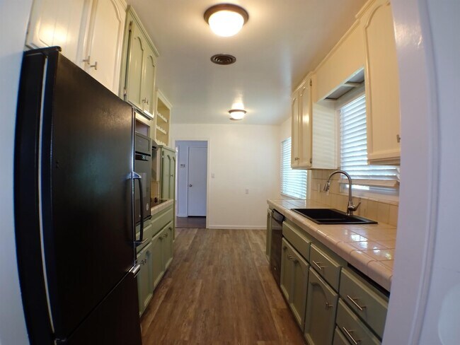 Building Photo - 708 Douglas Ln