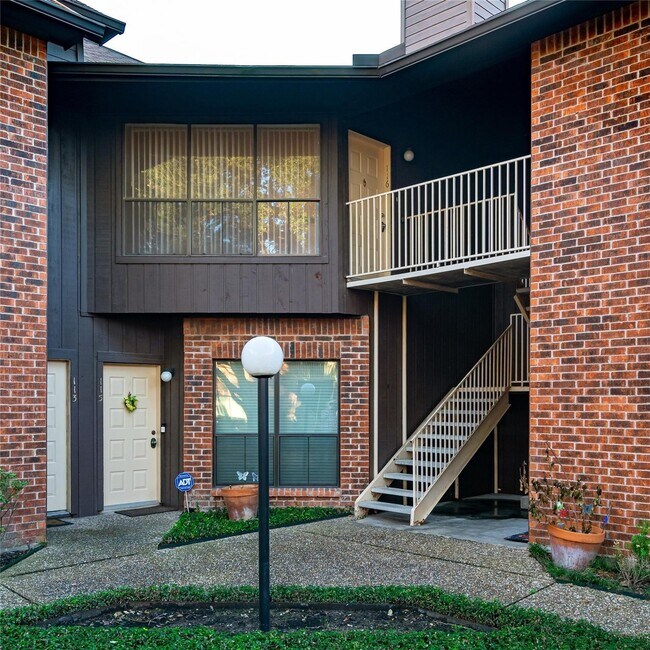 Primary Photo - 3100 Walnut Bend Ln