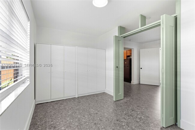 Building Photo - 1085 NE 34th St