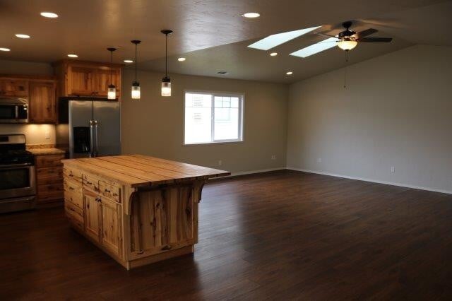 Building Photo - Henderson Center Gorgeous!  Executive Home, Beautiful finishes