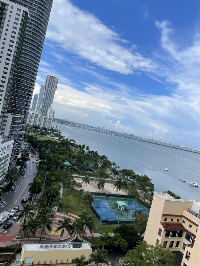 Building Photo - 1750 N Bayshore Dr