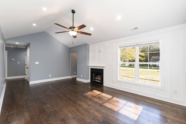 Building Photo - Three Bedroom Home!