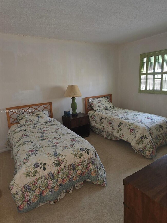 Building Photo - 609 NE 14th Ave