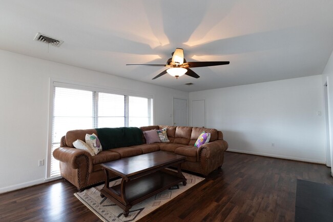 Building Photo - Spacious 3/2 home in South Bossier with Ut...