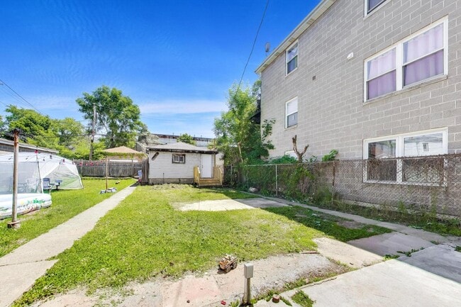 Building Photo - 1821 S Fairfield Ave