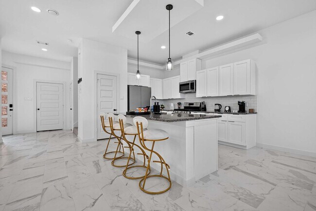 Building Photo - 2926 El Fenice Ln