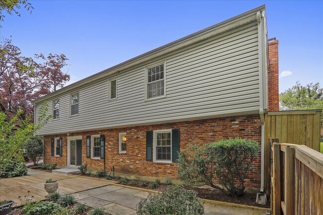 Building Photo - Beautiful 4 BR 3 BA home in quiet neighbor...