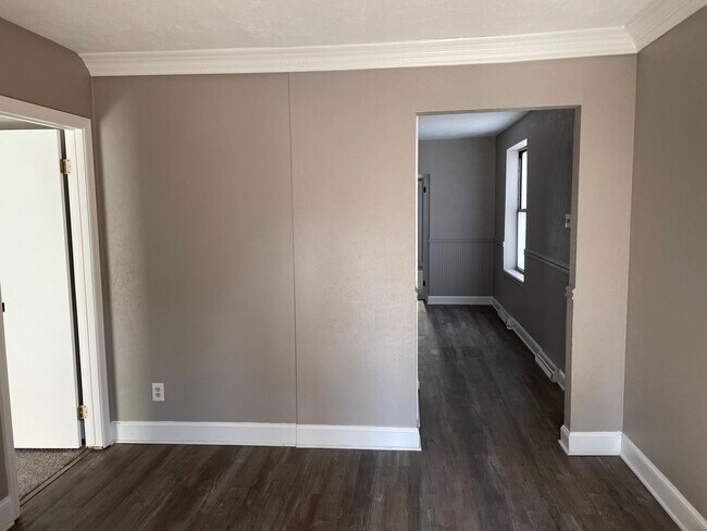 Building Photo - 627 Fountain St