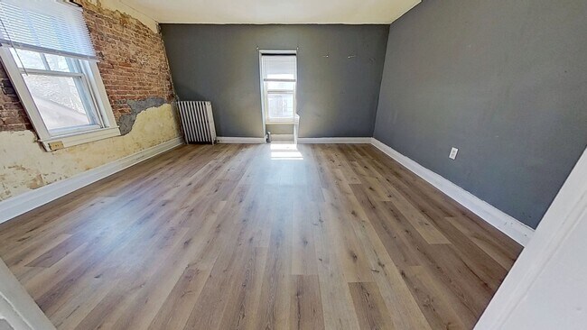 Building Photo - Spacious 3 Bedroom 2nd/3rd Floor Apartment in York City